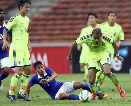 U23 Nhật Bản (áo xanh nhạt) đã chơi đẹp khi không bắt tay Malaysia.